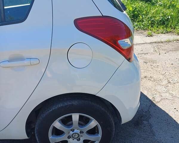 Білий Хендай і20, об'ємом двигуна 1.2 л та пробігом 147 тис. км за 5600 $, фото 12 на Automoto.ua