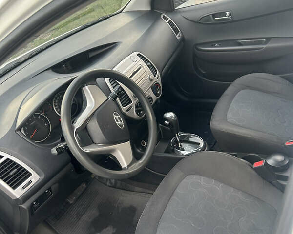 Белый Хендай и20, объемом двигателя 1.4 л и пробегом 93 тыс. км за 8200 $, фото 5 на Automoto.ua