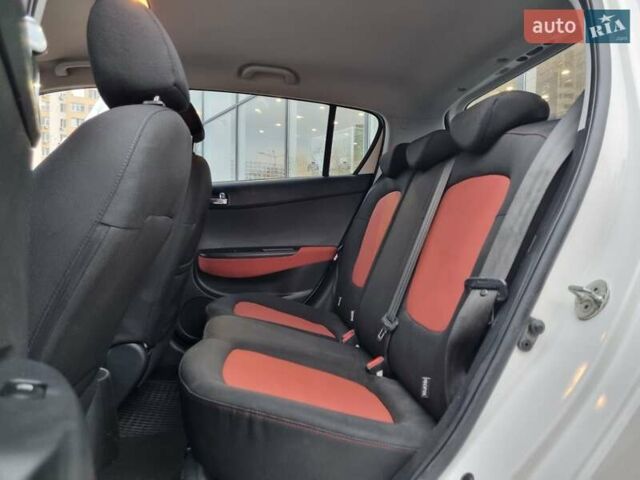 Білий Хендай і20, об'ємом двигуна 1.4 л та пробігом 128 тис. км за 8000 $, фото 25 на Automoto.ua