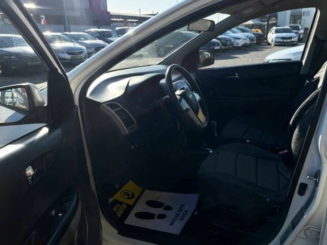 Белый Хендай и20, объемом двигателя 1.2 л и пробегом 242 тыс. км за 4600 $, фото 10 на Automoto.ua