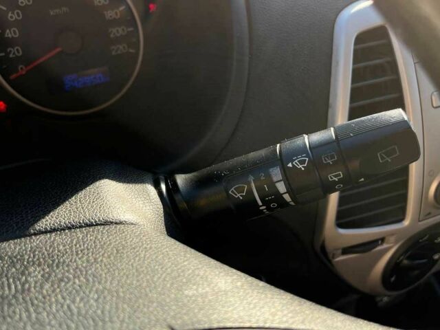 Белый Хендай и20, объемом двигателя 1.2 л и пробегом 242 тыс. км за 4600 $, фото 15 на Automoto.ua