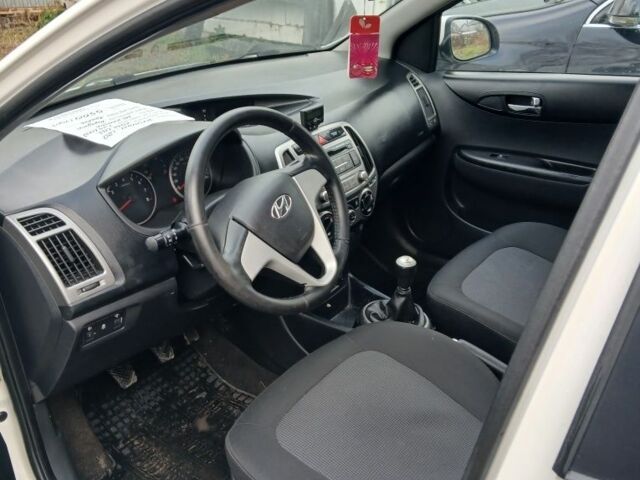 Білий Хендай і20, об'ємом двигуна 1.25 л та пробігом 218 тис. км за 5500 $, фото 5 на Automoto.ua