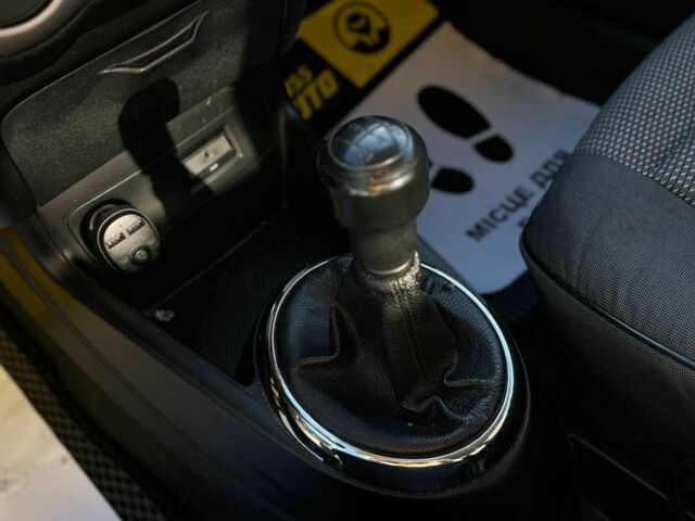 Белый Хендай и20, объемом двигателя 1.2 л и пробегом 242 тыс. км за 4600 $, фото 19 на Automoto.ua