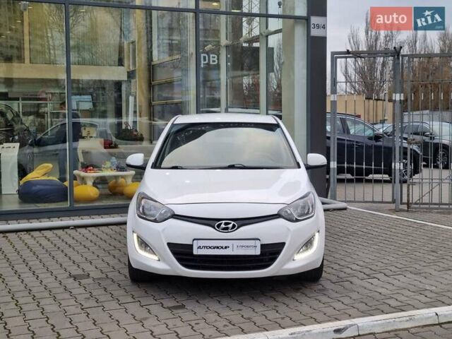 Білий Хендай і20, об'ємом двигуна 1.4 л та пробігом 128 тис. км за 8000 $, фото 3 на Automoto.ua