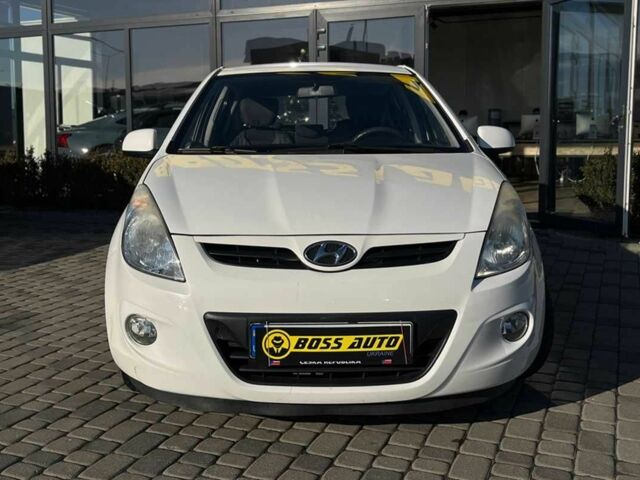 Белый Хендай и20, объемом двигателя 1.2 л и пробегом 242 тыс. км за 4600 $, фото 1 на Automoto.ua