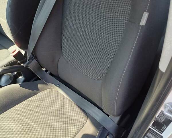 Білий Хендай і20, об'ємом двигуна 1.2 л та пробігом 147 тис. км за 5600 $, фото 15 на Automoto.ua