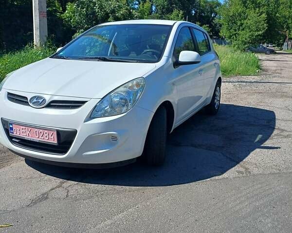 Білий Хендай і20, об'ємом двигуна 1.2 л та пробігом 147 тис. км за 5600 $, фото 1 на Automoto.ua