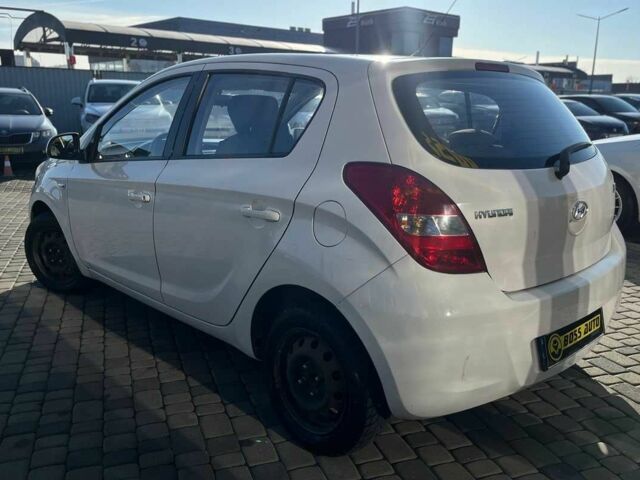 Белый Хендай и20, объемом двигателя 1.2 л и пробегом 242 тыс. км за 4600 $, фото 4 на Automoto.ua