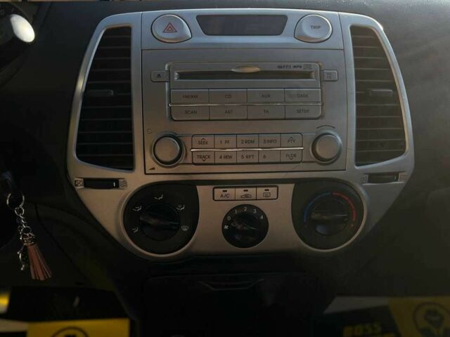 Белый Хендай и20, объемом двигателя 1.2 л и пробегом 242 тыс. км за 4600 $, фото 17 на Automoto.ua