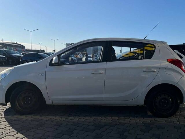 Белый Хендай и20, объемом двигателя 1.2 л и пробегом 242 тыс. км за 4600 $, фото 3 на Automoto.ua