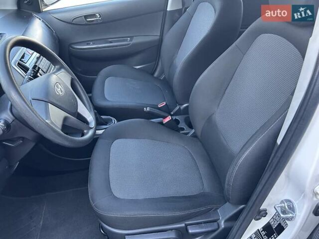 Белый Хендай и20, объемом двигателя 1.1 л и пробегом 115 тыс. км за 5300 $, фото 18 на Automoto.ua