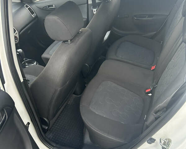 Белый Хендай и20, объемом двигателя 1.4 л и пробегом 93 тыс. км за 8200 $, фото 6 на Automoto.ua