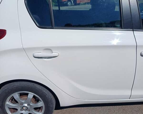Білий Хендай і20, об'ємом двигуна 1.2 л та пробігом 147 тис. км за 5600 $, фото 6 на Automoto.ua