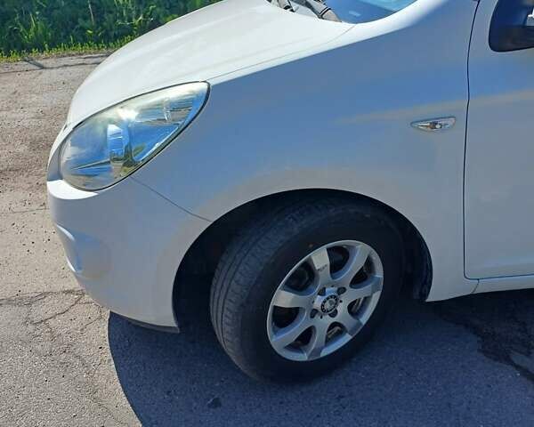 Білий Хендай і20, об'ємом двигуна 1.2 л та пробігом 147 тис. км за 5600 $, фото 9 на Automoto.ua