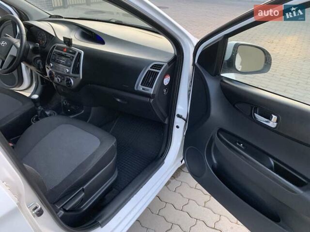 Белый Хендай и20, объемом двигателя 1.25 л и пробегом 290 тыс. км за 4299 $, фото 9 на Automoto.ua