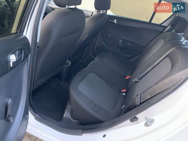Білий Хендай і20, об'ємом двигуна 1.3 л та пробігом 290 тис. км за 3850 $, фото 9 на Automoto.ua
