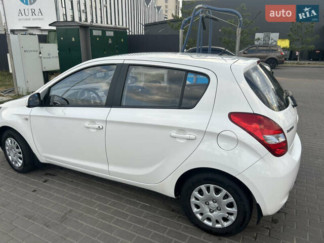 Белый Хендай и20, объемом двигателя 1.4 л и пробегом 93 тыс. км за 8200 $, фото 2 на Automoto.ua