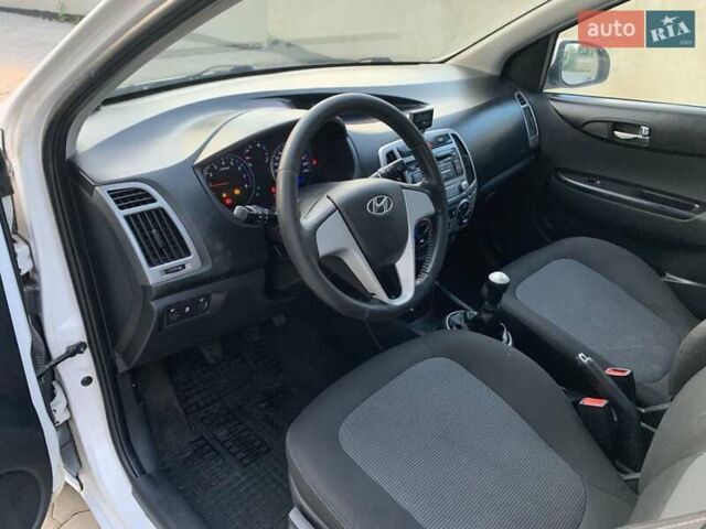 Білий Хендай і20, об'ємом двигуна 1.3 л та пробігом 290 тис. км за 3850 $, фото 8 на Automoto.ua