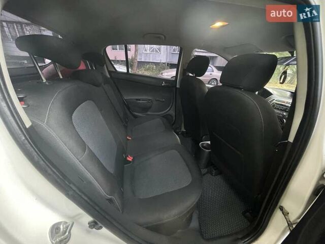 Білий Хендай і20, об'ємом двигуна 1.25 л та пробігом 182 тис. км за 5550 $, фото 10 на Automoto.ua