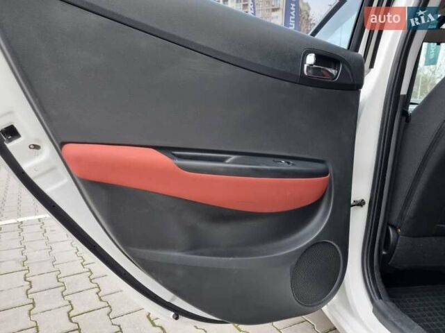 Белый Хендай и20, объемом двигателя 1.4 л и пробегом 128 тыс. км за 7900 $, фото 24 на Automoto.ua