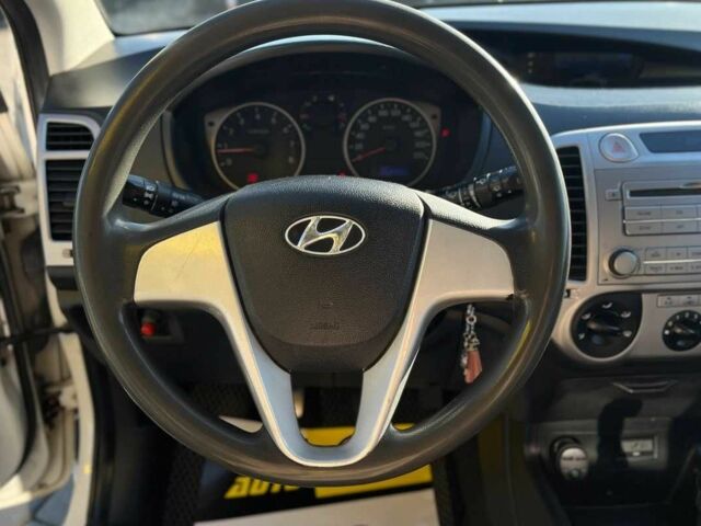 Белый Хендай и20, объемом двигателя 1.2 л и пробегом 242 тыс. км за 4600 $, фото 13 на Automoto.ua