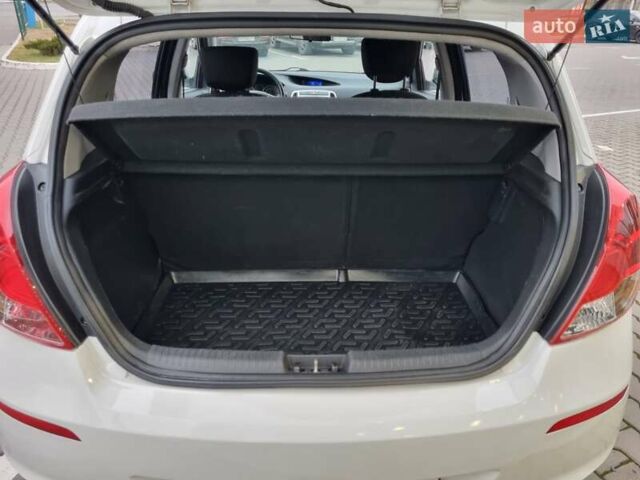 Белый Хендай и20, объемом двигателя 1.4 л и пробегом 128 тыс. км за 7900 $, фото 27 на Automoto.ua