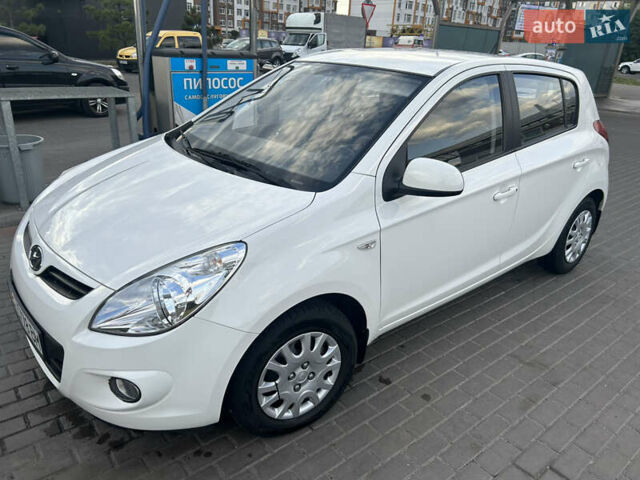 Белый Хендай и20, объемом двигателя 1.4 л и пробегом 93 тыс. км за 8200 $, фото 1 на Automoto.ua
