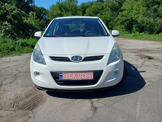 Білий Хендай і20, об'ємом двигуна 1.2 л та пробігом 147 тис. км за 5800 $, фото 2 на Automoto.ua