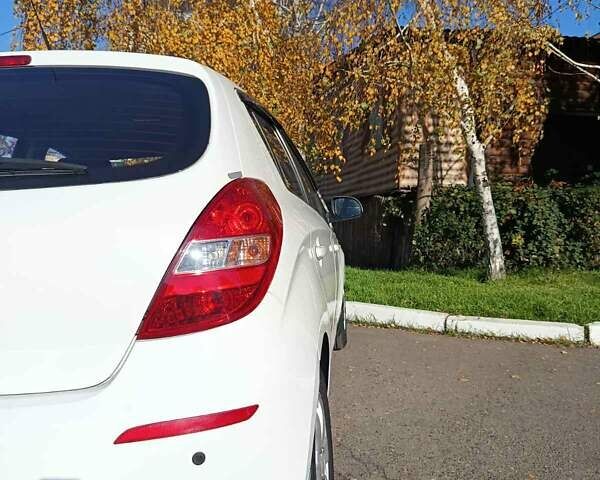 Белый Хендай и20, объемом двигателя 1.4 л и пробегом 194 тыс. км за 8600 $, фото 11 на Automoto.ua