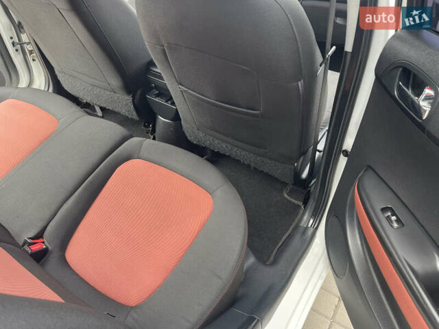 Белый Хендай и20, объемом двигателя 1.4 л и пробегом 162 тыс. км за 7900 $, фото 20 на Automoto.ua