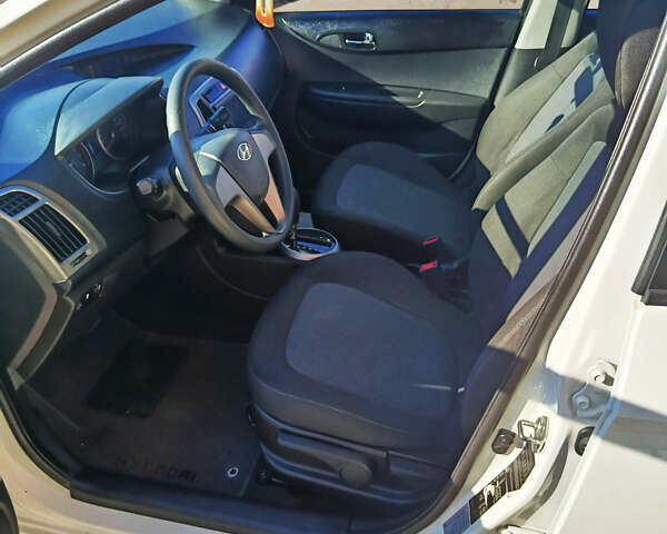 Белый Хендай и20, объемом двигателя 1.4 л и пробегом 194 тыс. км за 8600 $, фото 19 на Automoto.ua