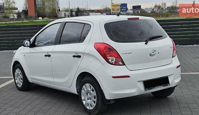 Білий Хендай і20, об'ємом двигуна 1.2 л та пробігом 196 тис. км за 5800 $, фото 10 на Automoto.ua