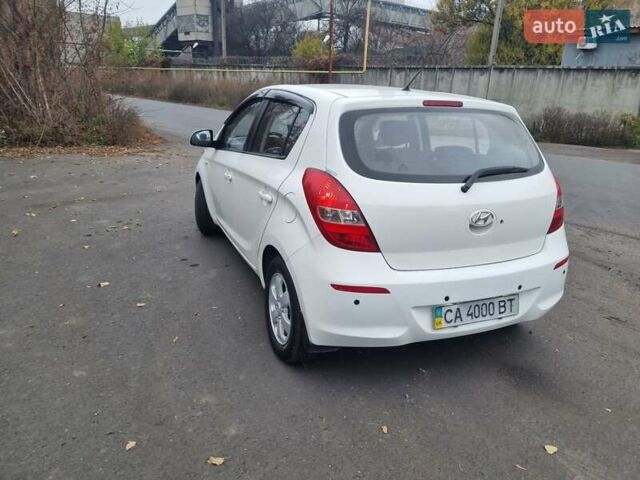 Белый Хендай и20, объемом двигателя 1.4 л и пробегом 125 тыс. км за 7400 $, фото 2 на Automoto.ua