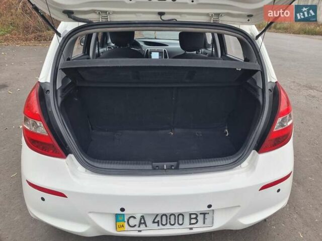 Белый Хендай и20, объемом двигателя 1.4 л и пробегом 125 тыс. км за 7400 $, фото 3 на Automoto.ua
