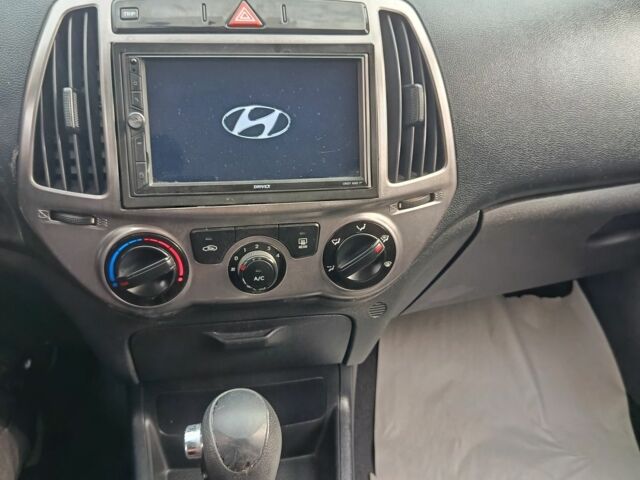 Белый Хендай и20, объемом двигателя 0 л и пробегом 190 тыс. км за 8299 $, фото 6 на Automoto.ua