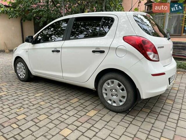 Белый Хендай и20, объемом двигателя 1.12 л и пробегом 202 тыс. км за 5700 $, фото 3 на Automoto.ua