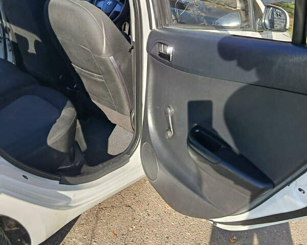 Белый Хендай и20, объемом двигателя 1.4 л и пробегом 194 тыс. км за 8600 $, фото 24 на Automoto.ua