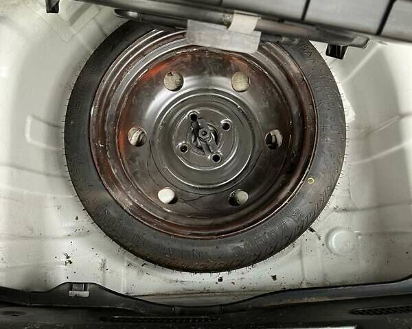 Белый Хендай и20, объемом двигателя 1.12 л и пробегом 202 тыс. км за 5700 $, фото 13 на Automoto.ua