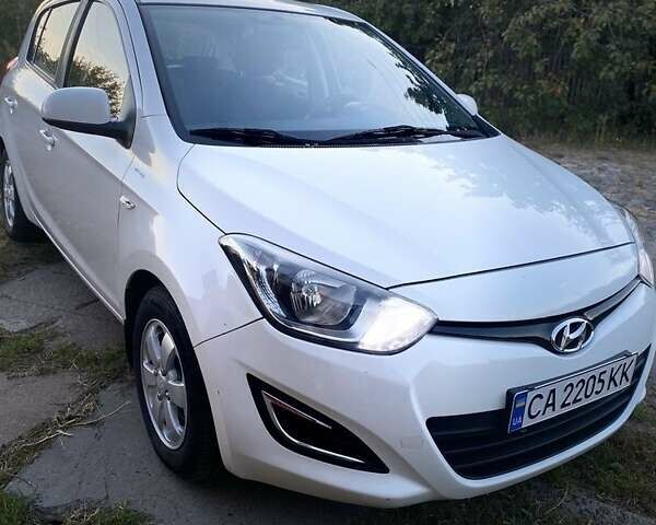 Белый Хендай и20, объемом двигателя 1.4 л и пробегом 194 тыс. км за 5000 $, фото 1 на Automoto.ua
