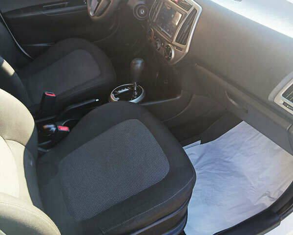 Белый Хендай и20, объемом двигателя 1.4 л и пробегом 194 тыс. км за 8600 $, фото 26 на Automoto.ua