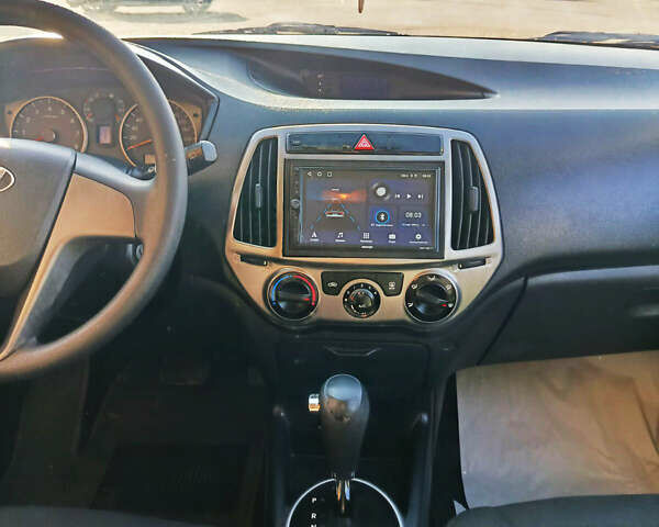 Белый Хендай и20, объемом двигателя 1.4 л и пробегом 194 тыс. км за 8600 $, фото 17 на Automoto.ua