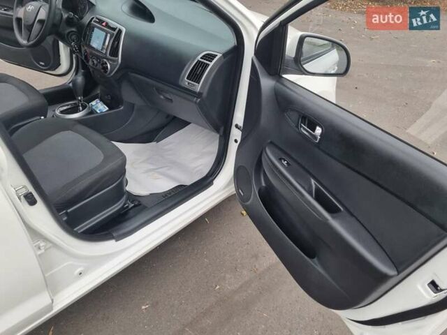 Белый Хендай и20, объемом двигателя 1.4 л и пробегом 125 тыс. км за 7400 $, фото 10 на Automoto.ua