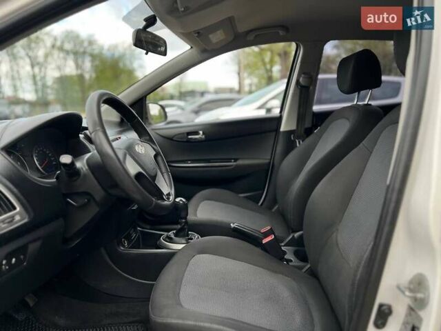 Белый Хендай и20, объемом двигателя 1.12 л и пробегом 119 тыс. км за 6699 $, фото 18 на Automoto.ua