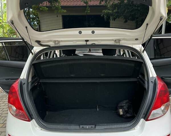 Белый Хендай и20, объемом двигателя 1.12 л и пробегом 202 тыс. км за 5700 $, фото 6 на Automoto.ua