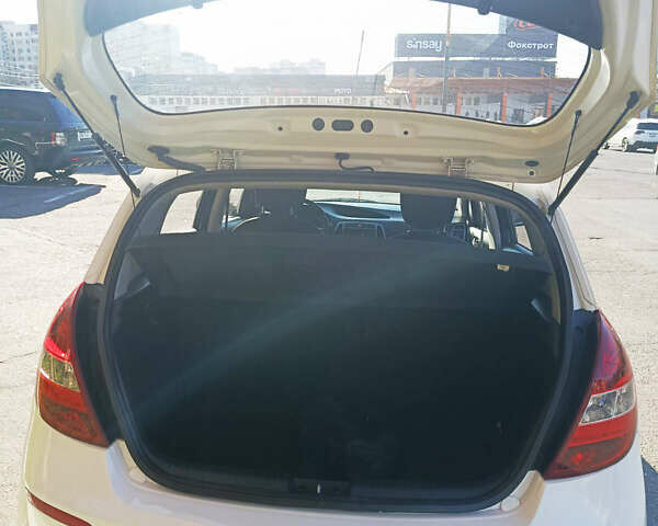 Белый Хендай и20, объемом двигателя 1.4 л и пробегом 194 тыс. км за 8600 $, фото 27 на Automoto.ua