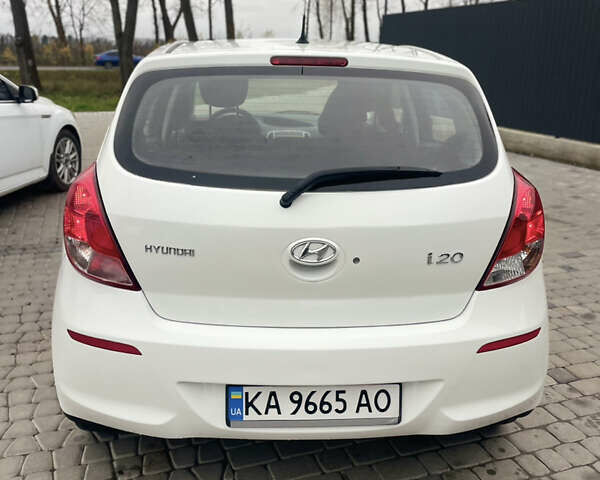 Белый Хендай и20, объемом двигателя 1.25 л и пробегом 143 тыс. км за 5800 $, фото 4 на Automoto.ua