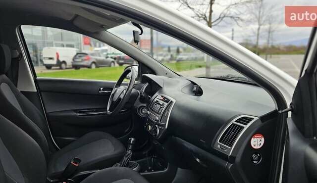 Білий Хендай і20, об'ємом двигуна 1.2 л та пробігом 196 тис. км за 5800 $, фото 4 на Automoto.ua