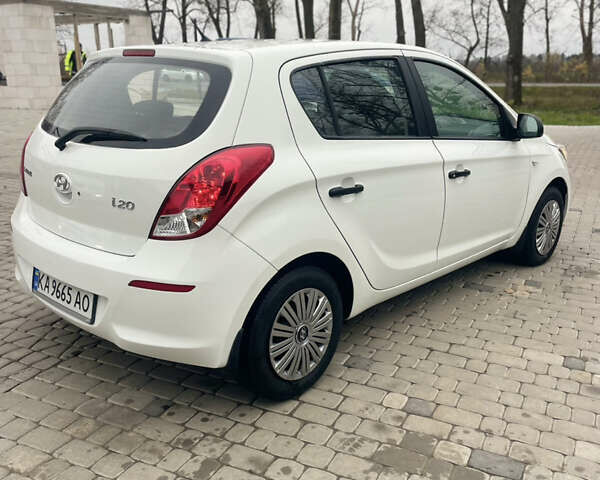 Белый Хендай и20, объемом двигателя 1.25 л и пробегом 143 тыс. км за 5800 $, фото 5 на Automoto.ua