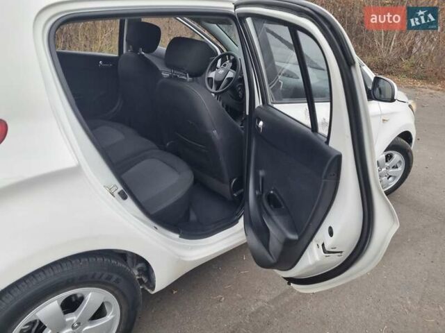 Белый Хендай и20, объемом двигателя 1.4 л и пробегом 125 тыс. км за 7400 $, фото 6 на Automoto.ua