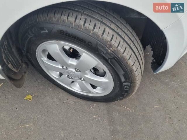 Белый Хендай и20, объемом двигателя 1.4 л и пробегом 125 тыс. км за 7400 $, фото 13 на Automoto.ua